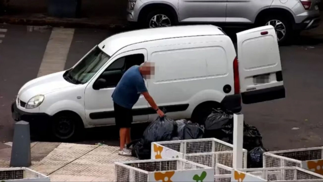 Multaron a una persona con más de $5 millones por tirar basura en una plaza