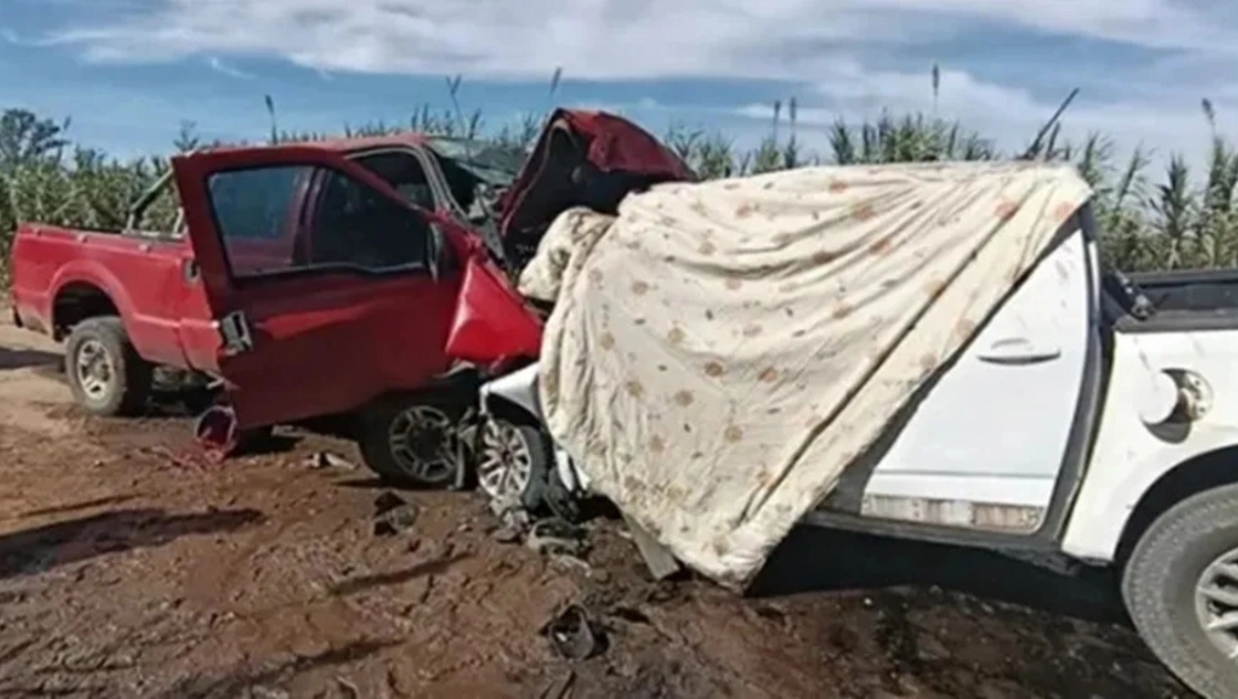 Murieron tres personas en un choque frontal entre camionetas