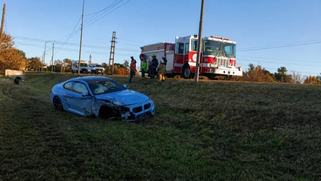 Quería probar su BMW 0 km, despistó y chocó contra una alcantarilla