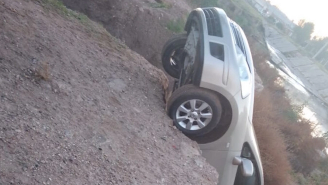 Manejaba borracho y terminó colgado de una pendiente