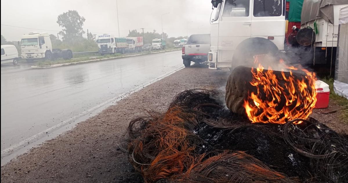 Continúa la protesta de camioneros sobre la Ruta 102