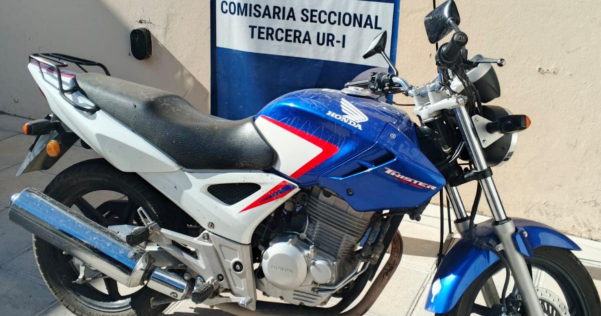 Un joven robó una moto, huyó por los patios y fue atrapado en una vivienda