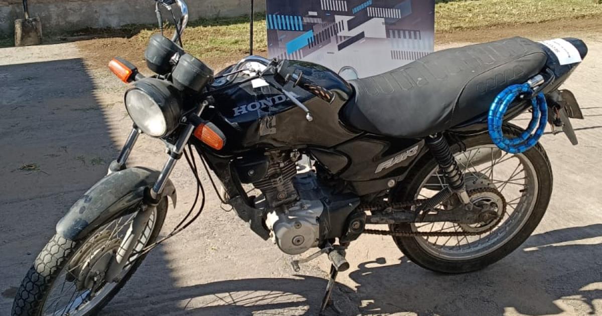 Recuperan una motocicleta robada en el barrio Villa Parque