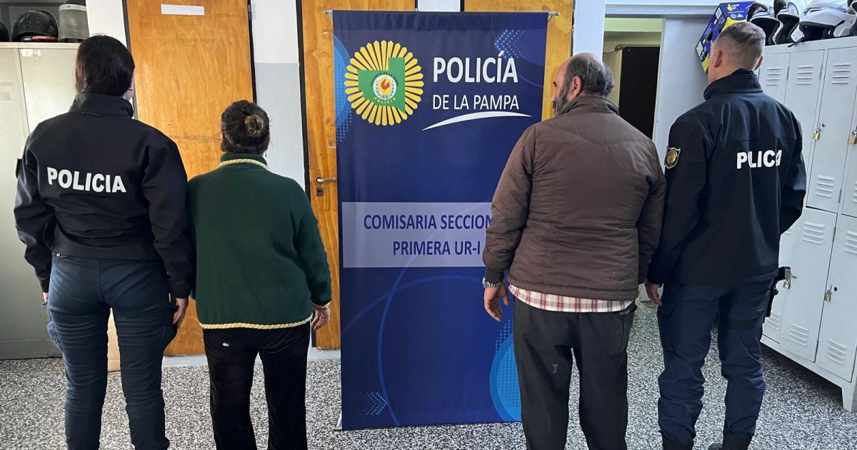 Pareja de adultos mayores robó un iPhone en una joyería y cayó a las tres cuadras