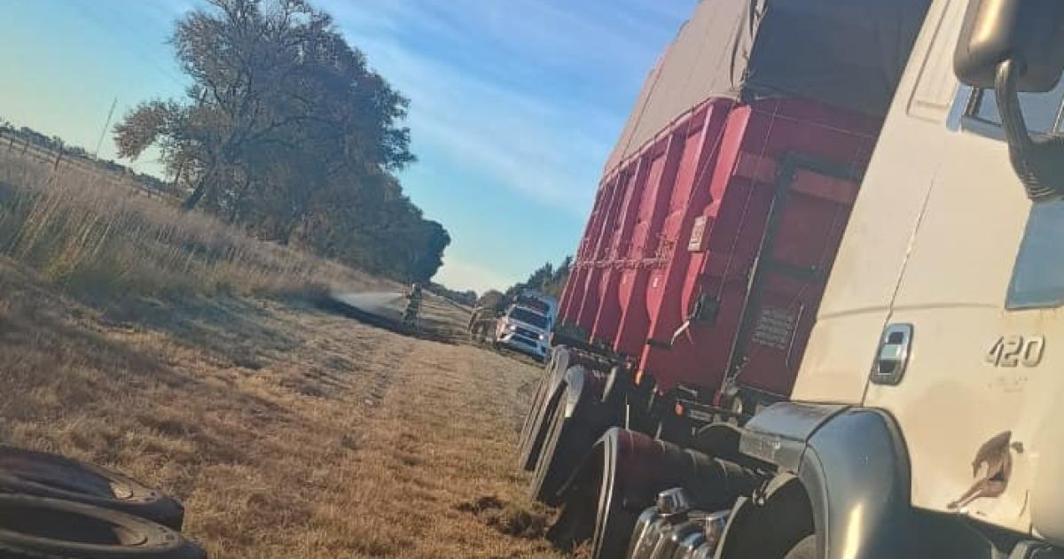 Un choque en la Ruta 35 provocó un incendio de pastizales