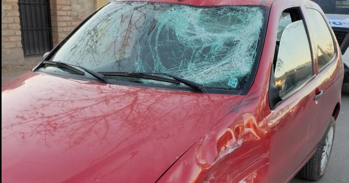 Violento choque en el barrio Néstor Kirchner: un motociclista herido
