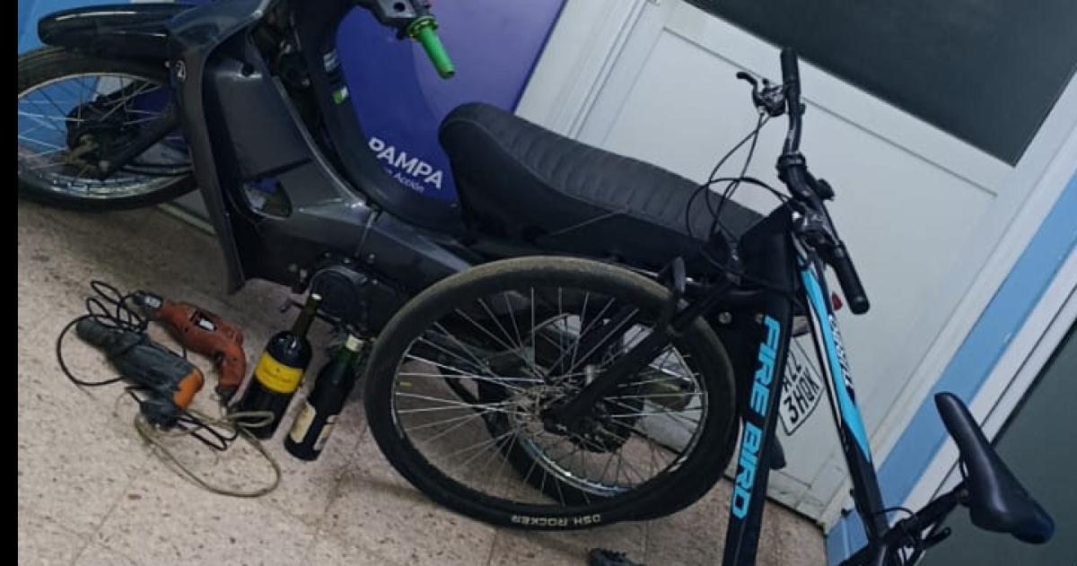 Dos detenidos luego del robo de una moto y desvalijar una casa