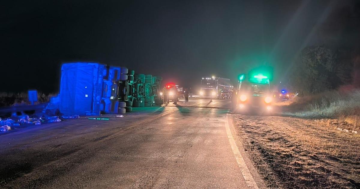 El camionero que volcó en la Ruta 5 estaba alcoholizado