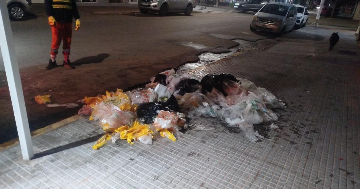 Una pollería arrojó residuos a la vereda y fue denunciada por los vecinos