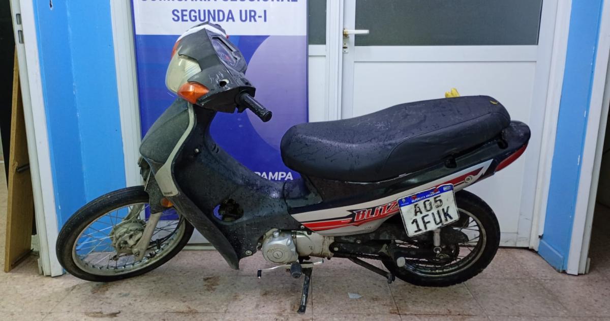 La policía intervino en un caso de violencia de género y recuperó una moto robada