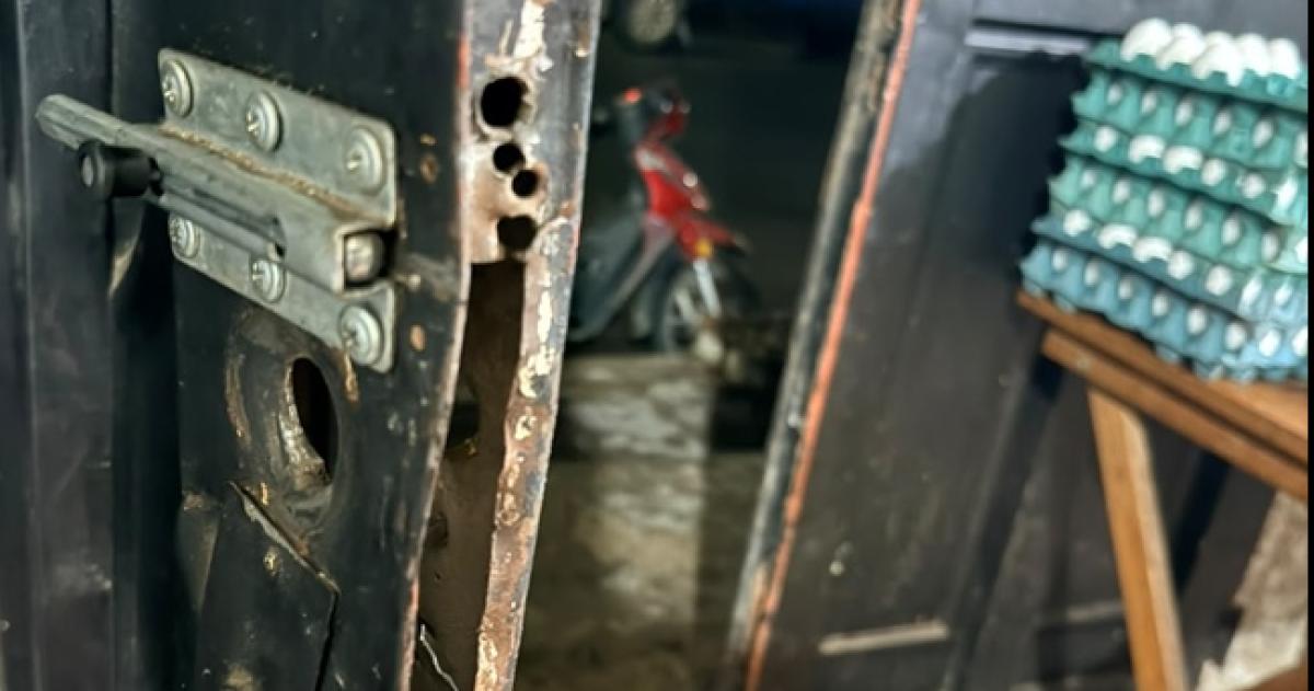 Detuvieron a dos hombres cuando forzaban la puerta de una rotisería con una barreta