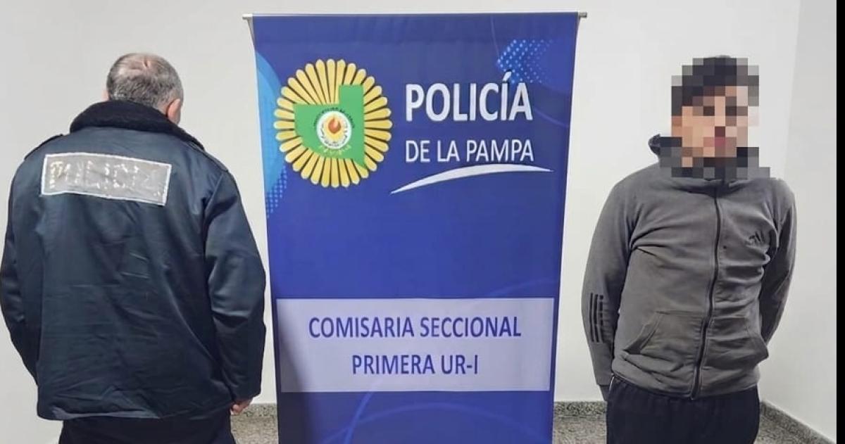 Pateó un patrullero, insultó a la policía y terminó detenido