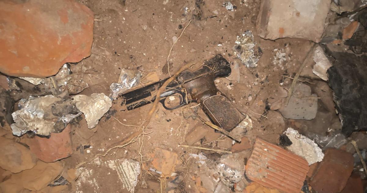 Amenazó a un albañil con un cuchillo y una réplica de arma de fuego