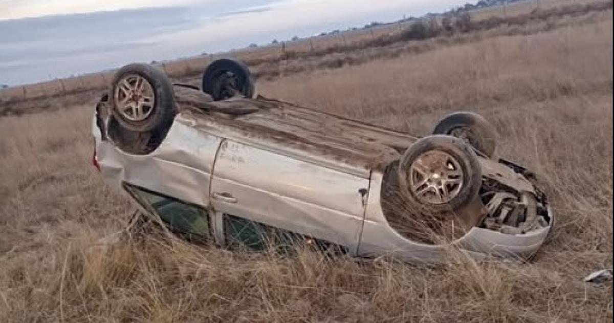 Volcó en la Ruta 35 y abandonó el auto