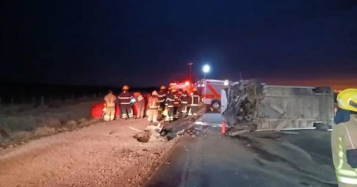 Choque fatal en Córdoba: dos muertos y más de 15 heridos