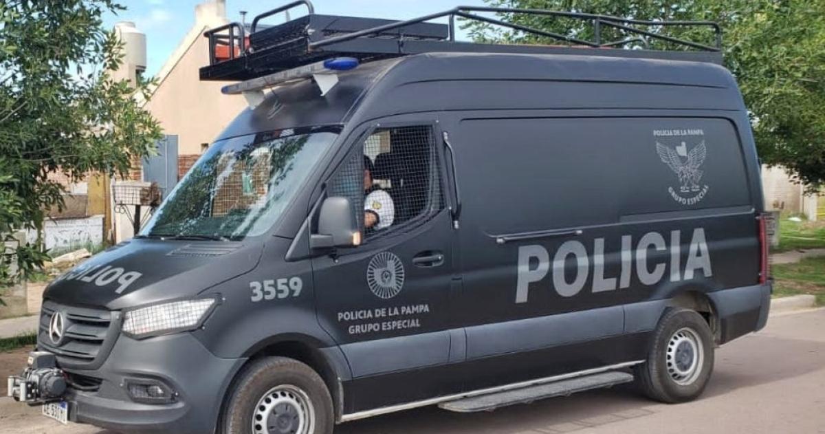 Vecino de Pico limpiaba la pieza de su hijo y encontró una granada militar