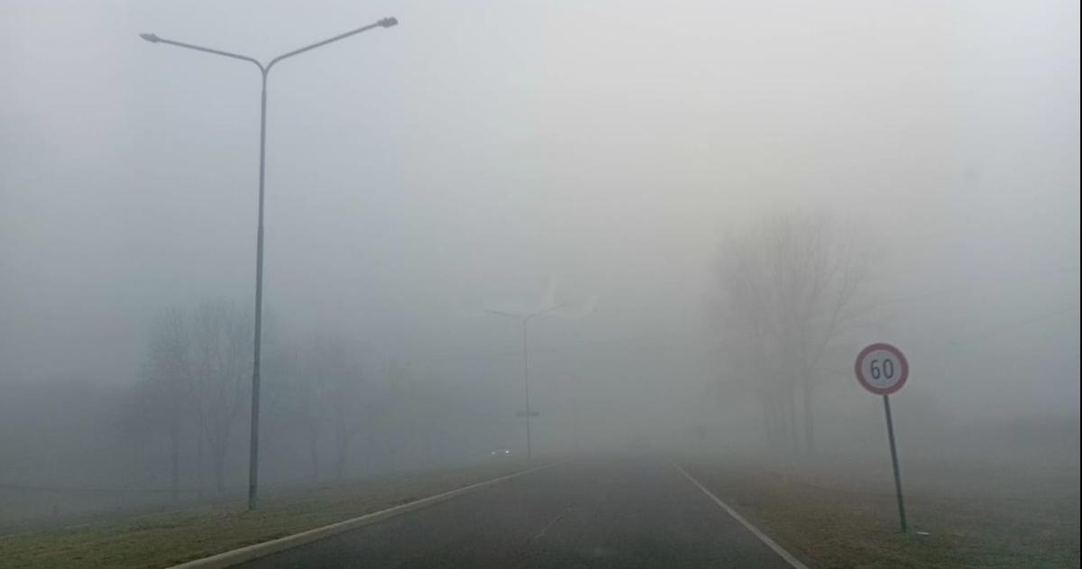 Santa Rosa bajo un espeso manto blanco: la neblina se instala