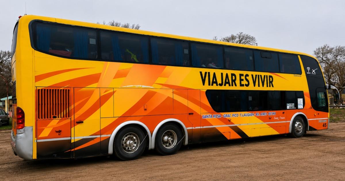 Retuvieron un micro con 49 pasajeros en Padre Buodo con graves irregularidades