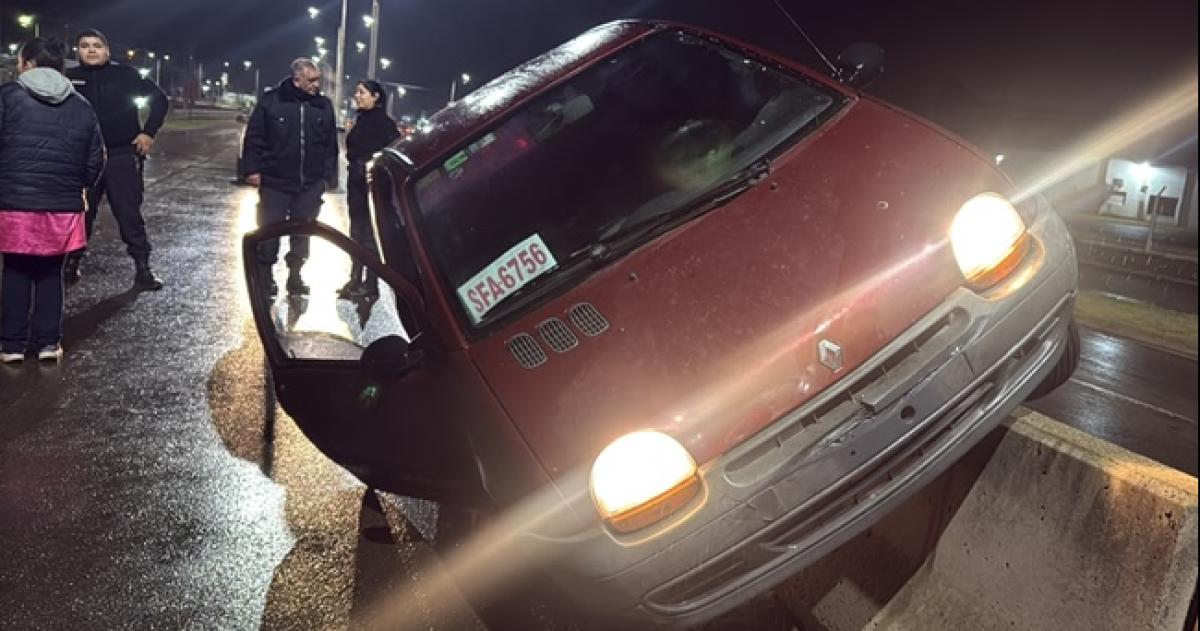 Perdió el control de su auto y se subió al divisorio de la Avenida Circunvalación 
