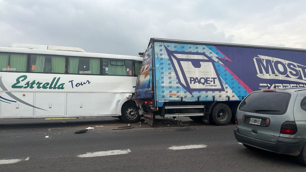Un micro que venía de La Salada chocó contra un camión y un auto en la Ruta 9: cuatro heridos