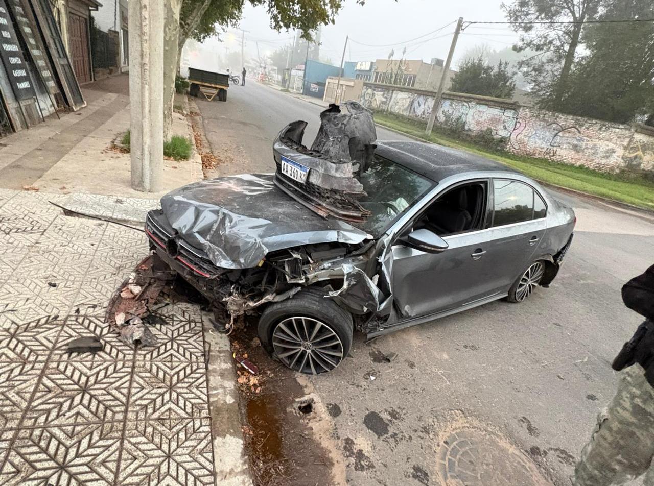 Un Vento terminó destrozado al chocar contra una casa: lo que arrojó la alcoholemia 