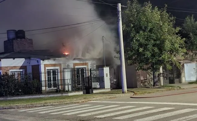 Vecinos salvaron a dos menores de un incendio en una vivienda en Pico
