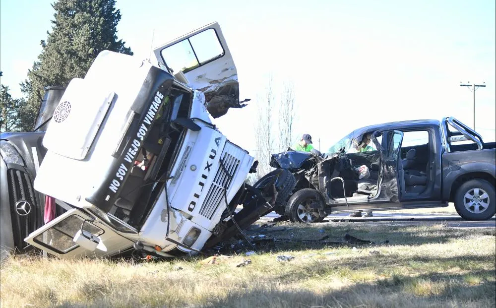 Volcó un camión tras chocar con una camioneta en la Ruta Nacional 5