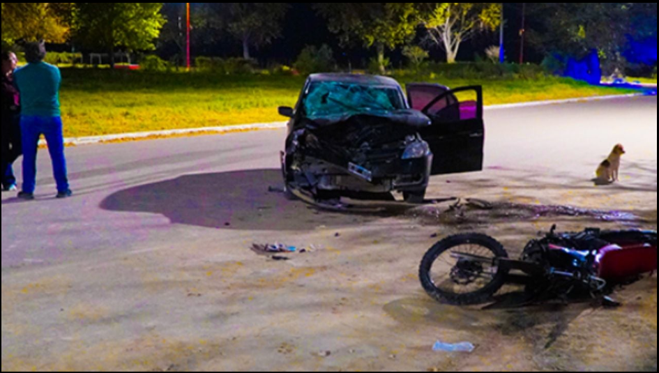 Violento choque frontal  un motociclista terminó incrustado en el parabrisas de un auto
