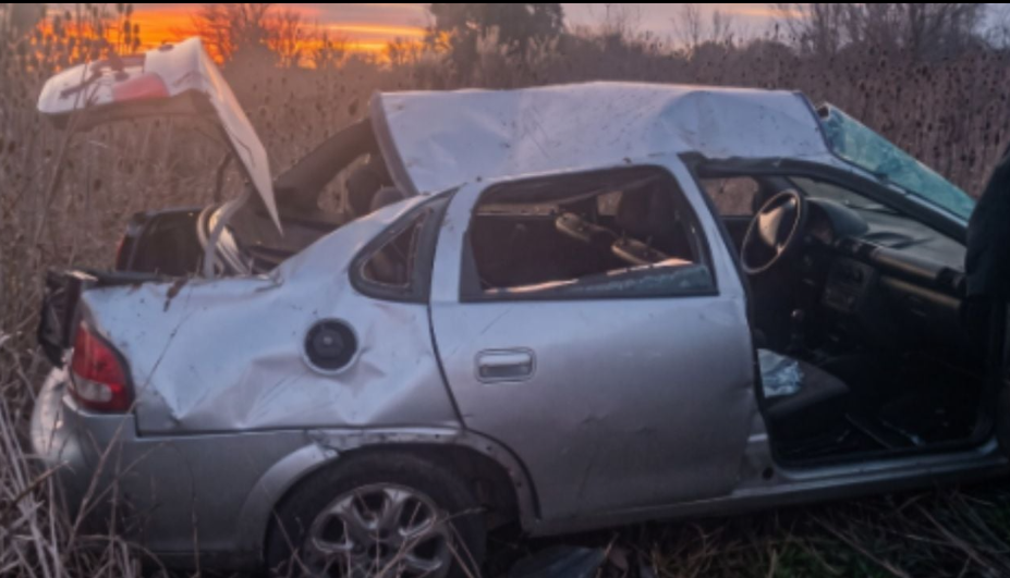 Se distrajo al volante por mirar el celular y terminó volcando en Ruta 5