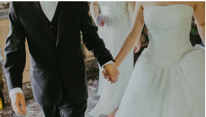A días de casarse, un hombre se enteró de que su novia lo engañaba con el cuñado y pasó el video en la boda