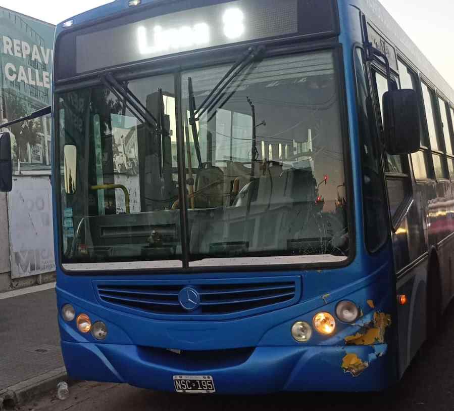 Un colectivo chocó de atrás a una camioneta en Santa Rosa: dos nenes con golpes