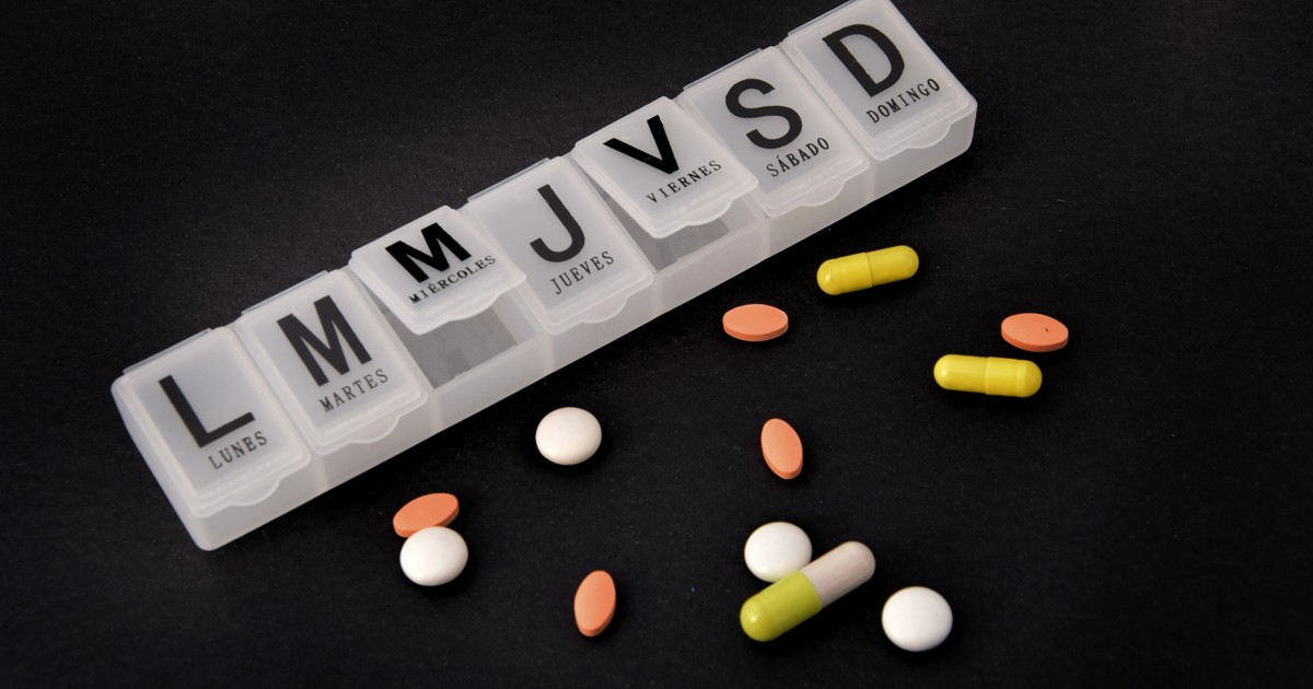 Claves para armar bien un pastillero y cómo conservar y descartar medicamentos
