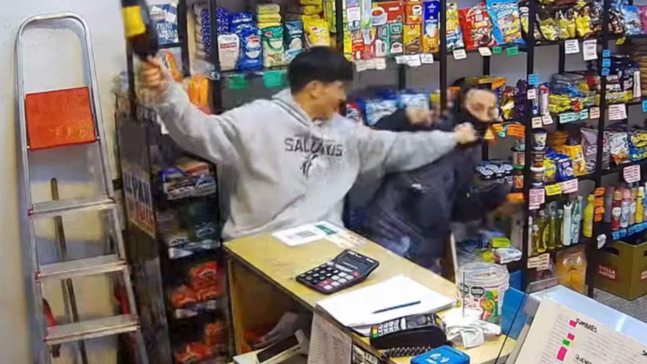 Mar del Plata:Video Un delincuente entró a robar a un almacén y el empleado se defendió a botellazos