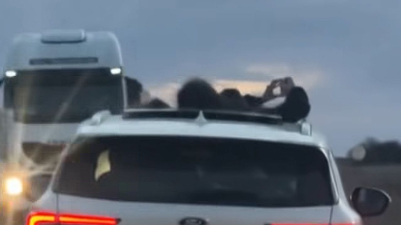 IMPRUDENCIA EN RUTA 152: tres menores viajaban asomados por el techo de una camioneta-Video
