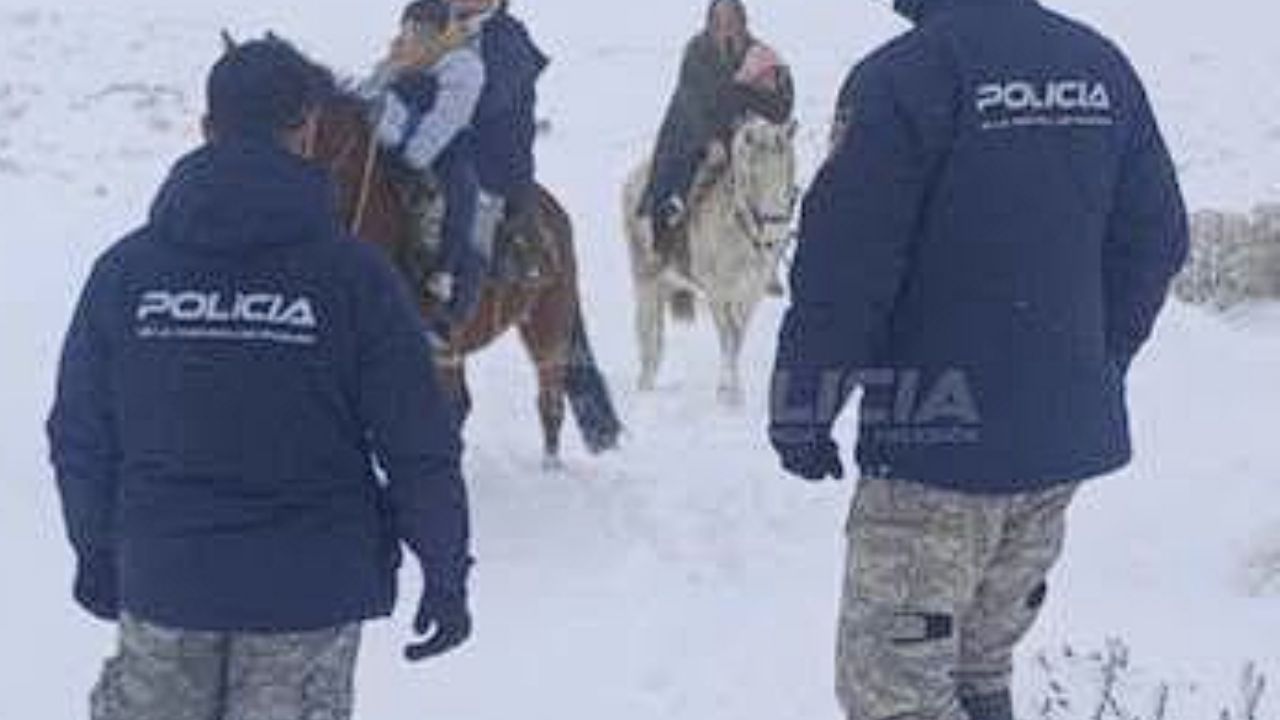 Dramático rescate de una familia atrapada por el temporal de nieve en Neuquén