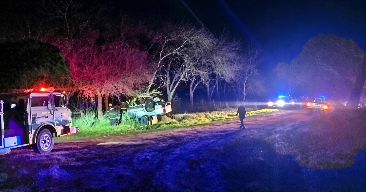 Robó una camioneta, la volcó y protagonizó incidentes desnudo