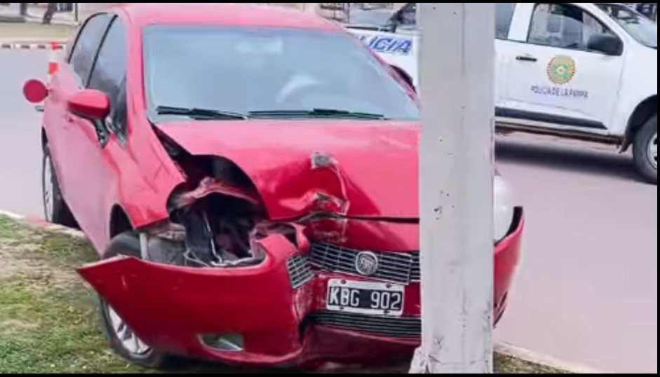 Toay: intentó esquivar un perro y terminó chocando contra una columna-Video
