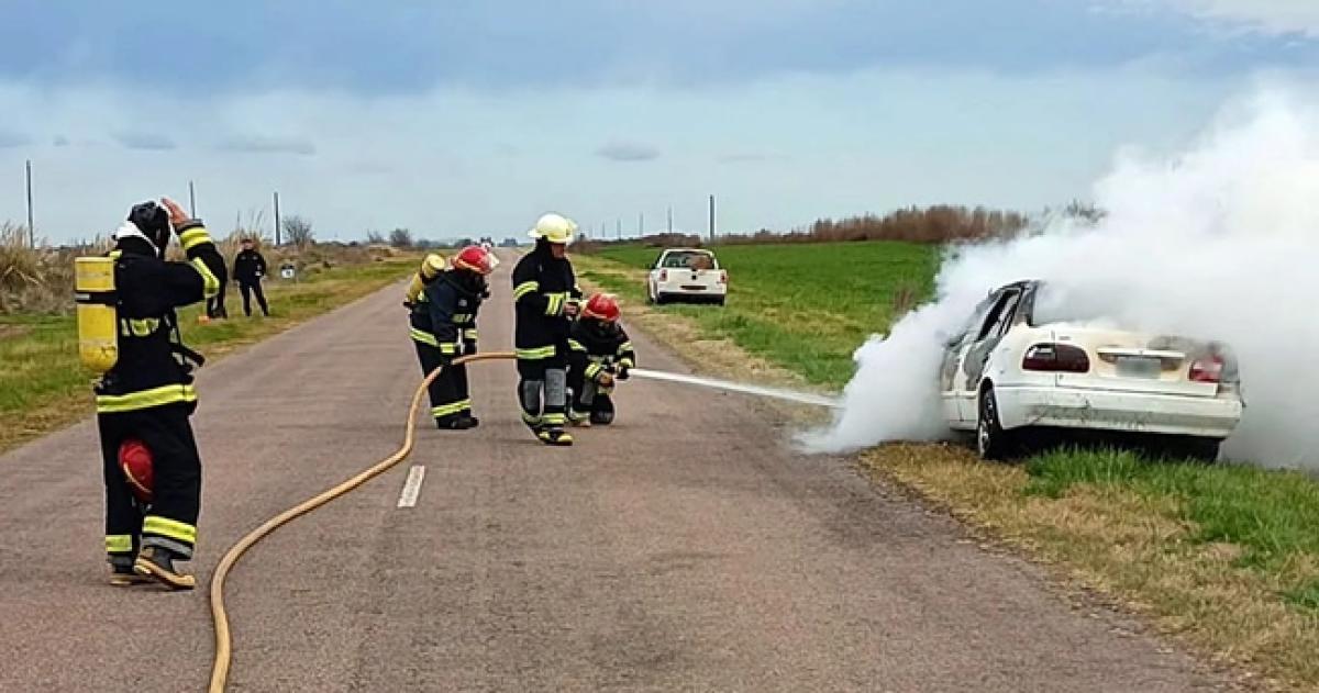 Un auto se incendió en la Ruta Provincial 2