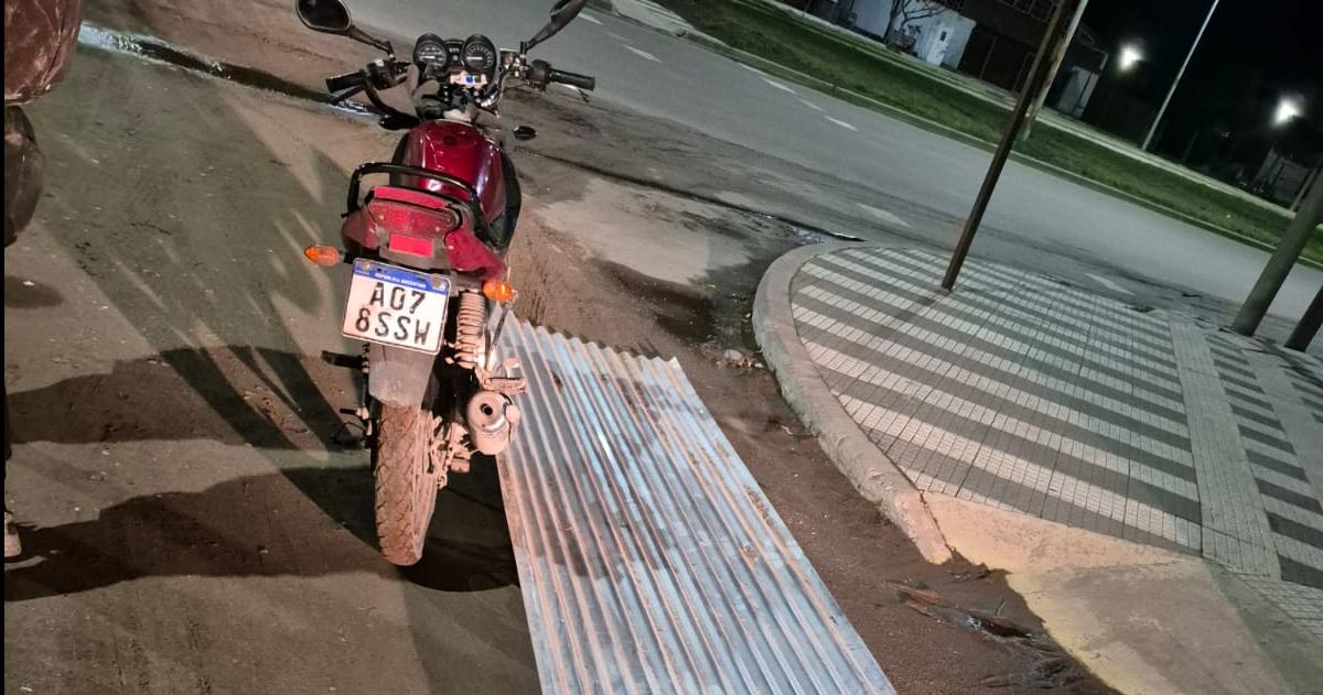 Robaron chapa de una obra del IPAV y cayeron mientras la trasladaban en moto