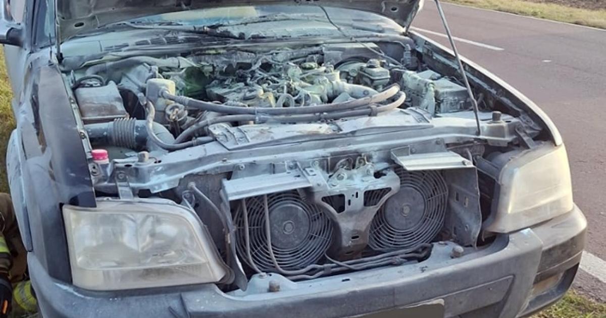 Un auto se incendió en la Ruta 35 y un bombero de civil logró sofocar las llamas