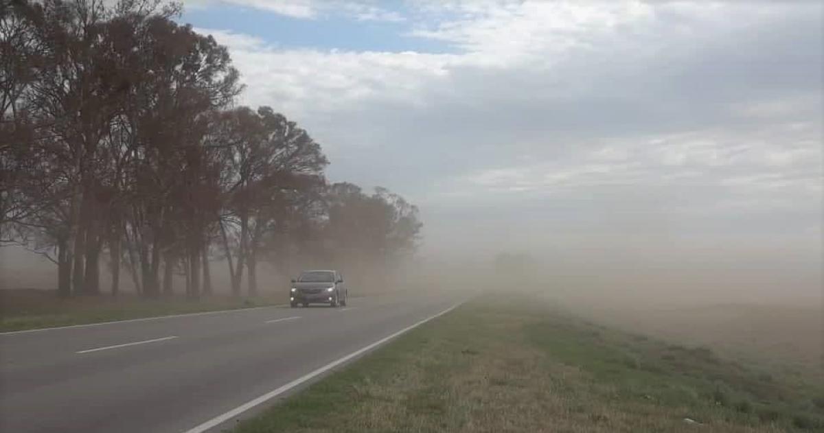 Fuertes ráfagas y polvo en suspensión complican el tránsito en la Ruta 35