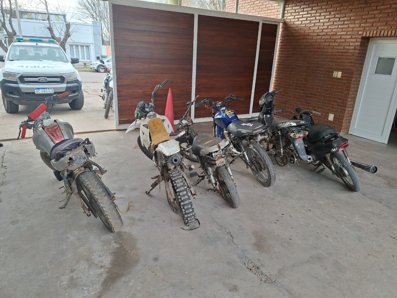 Cuatro allanamientos por un robo calificado: secuestraron seis motocicletas, un auto y elementos de interés-Fotos