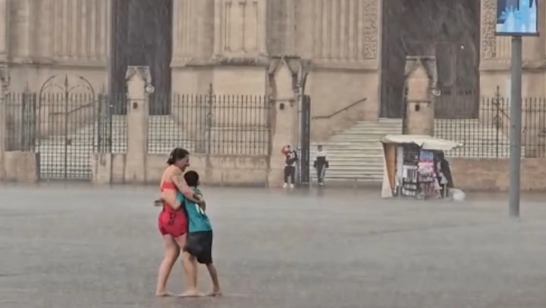 La historia atrás del video de la mujer y su hijo jugando bajo la lluvia