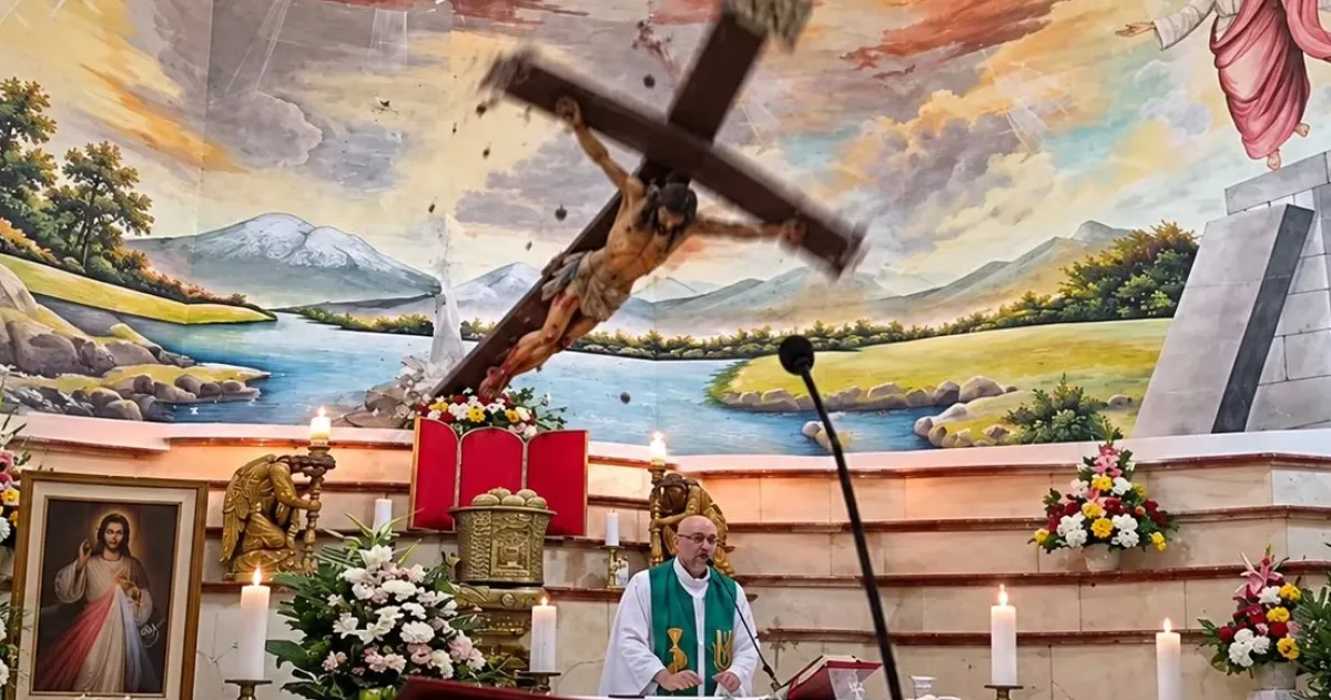 Un sacerdote murió aplastado por una cruz mientras daba misa: qué dijo minutos antes