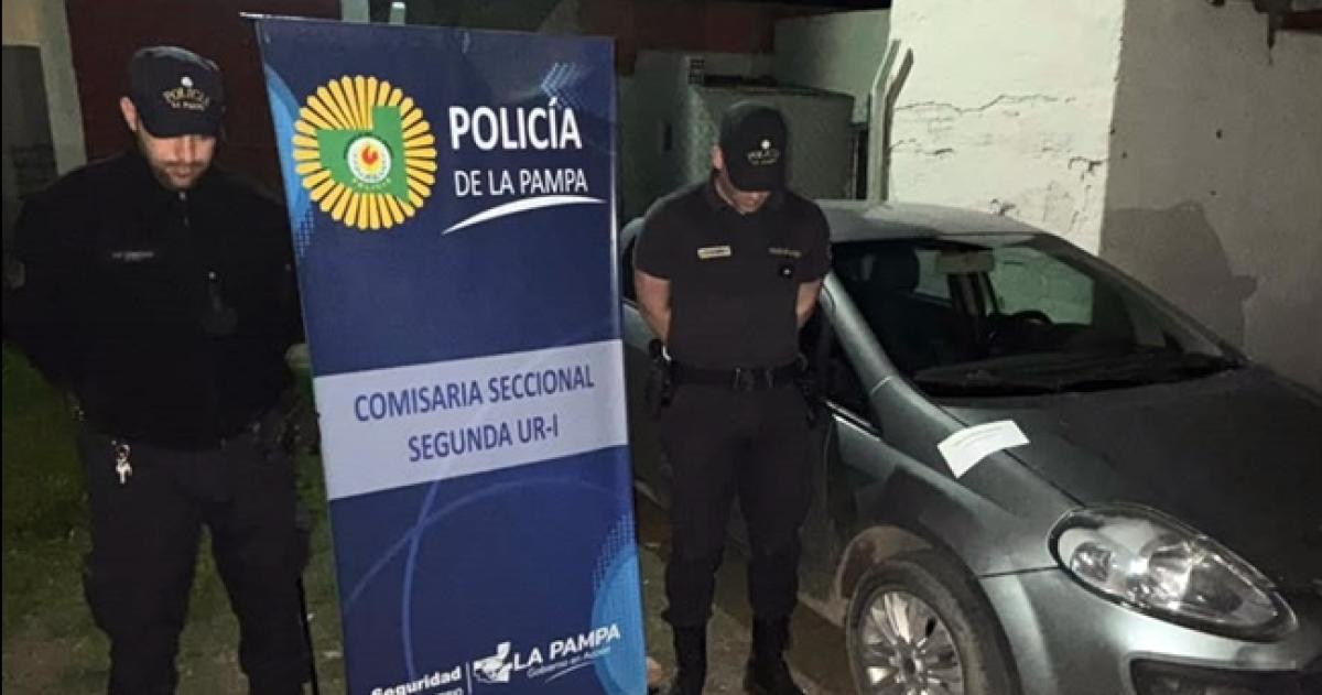 Detuvieron a un hombre en pleno robo de adoquines en el Parque Lineal
