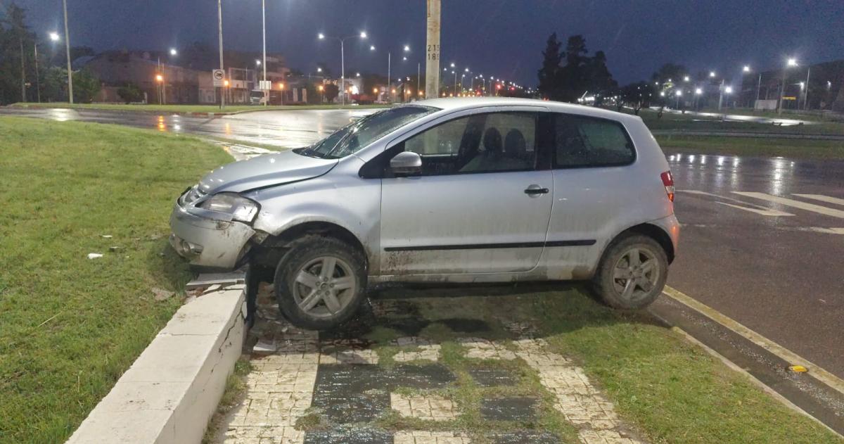 Chocó contra el cordón, destruyó el auto y escapó a pie por no tener papeles