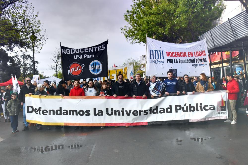 La UNLPam marchó en Santa Rosa por el financiamiento universitario