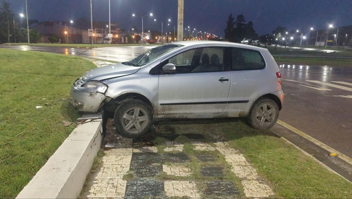 Chocó en una rotonda y escapó porque no tenía papeles