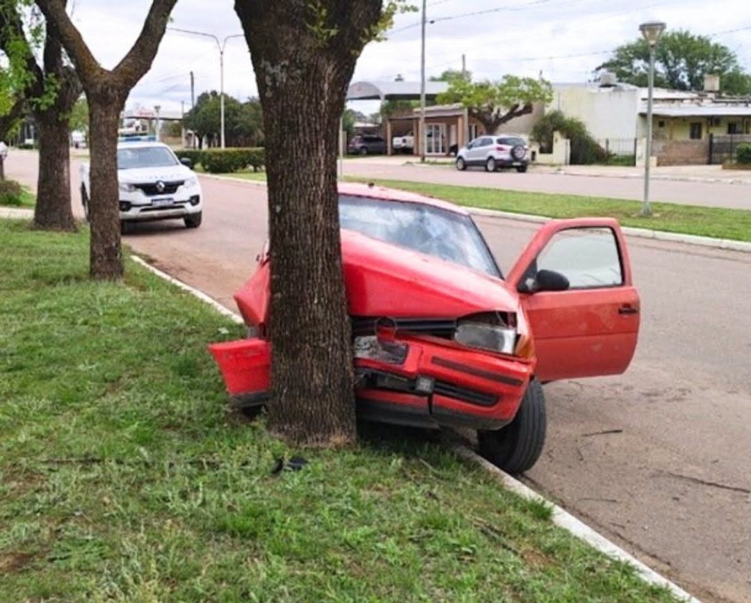 Miguel Cané: murió una mujer de 65 años luego de un choque contra un árbol