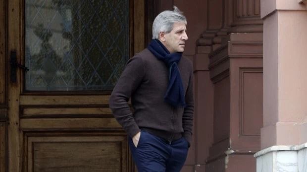 Polémica: usarán fondos de los jubilados para financiar créditos hipotecarios y Caputo pone a la ANSES en el centro de la mira